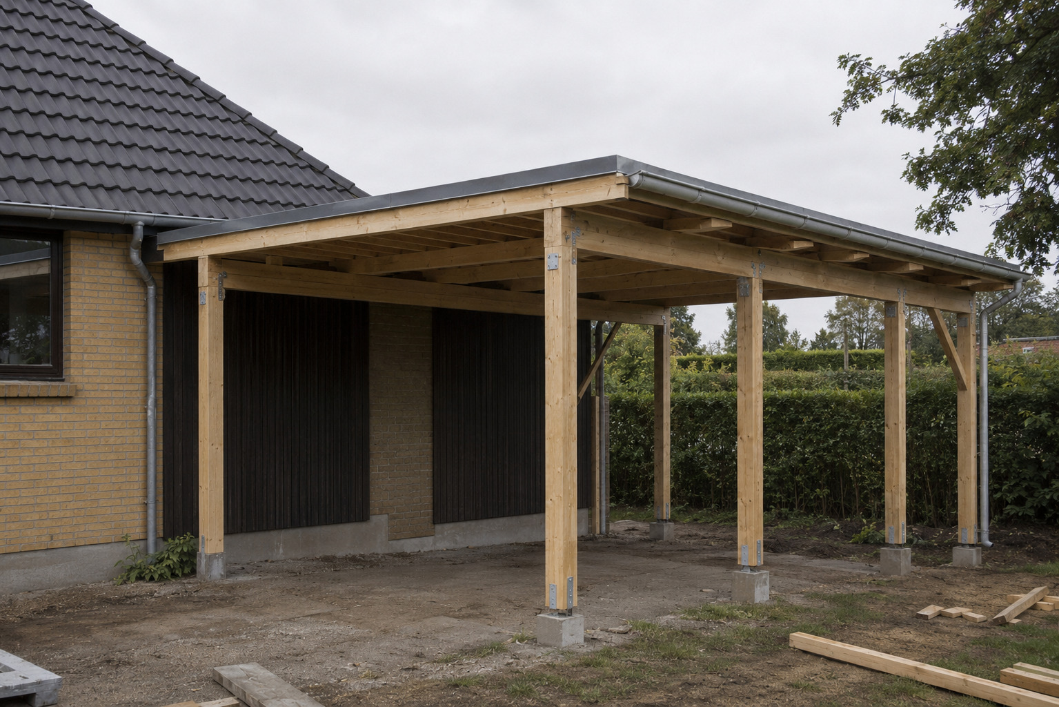 Illustration af en carport i træ ved et dansk hus